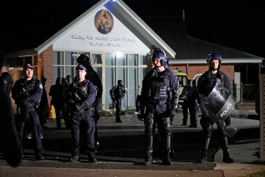 Polizei wertet Angriff auf Priester in Sydney als Terrorakt - Vor einer orthodoxen assyrischen Kirche in Sydney spielten sich chaotische Szenen ab.