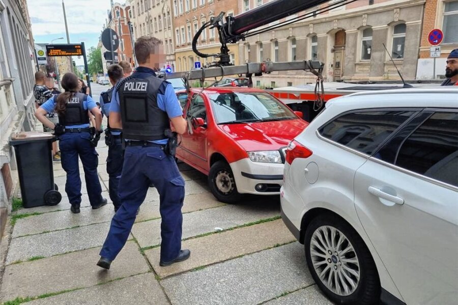 Polizei will in Chemnitz Auto sicherstellen – dann eskaliert die Situation - Chemnitz, Fürstenstraße: Mehrere Polizeibeamte mussten am Mittwoch das Abschleppen eines Skodas sichern.
