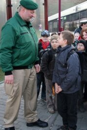 Andreas Hertzsch von der Sicherheitswacht mit Schülern