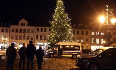 Polizei zerstreut "Spaziergänger" - So wie auf dem Markt in Glauchau war die Polizei in verschiedenen Kommunen in Erwartung von "Spaziergängen" im Einsatz. 
