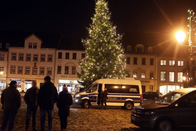 So wie auf dem Markt in Glauchau war die Polizei in verschiedenen Kommunen in Erwartung von "Spaziergängen" im Einsatz. 