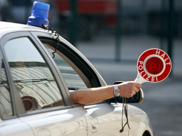 Polizei zieht 42-Jährigen in gestohlenem Mercedes aus dem Verkehr - 