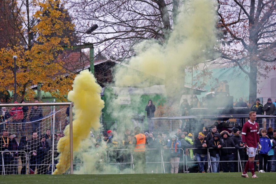 Polizei zieht Bilanz nach Fußball-Pokalkracher zwischen Glauchau und Dresden: Welche Vorfälle im Sportpark ein Nachspiel haben - Besucher haben in der ersten Halbzeit einen Nebeltopf hinter dem Tor von Dynamo Dresden gezündet.