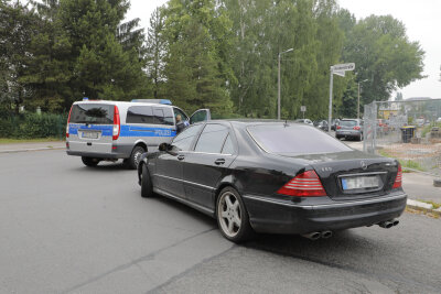 Polizei zieht Mann nach Verfolgungsjagd aus Mercedes - 