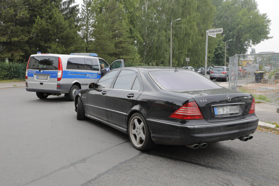 Polizei zieht Mann nach Verfolgungsjagd aus Mercedes - 