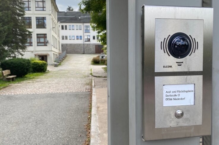 Polizeiaufgebot in Niederdorf: Was vergangene Woche los war - Der Eingang des Flüchtlingsheims im Ortskern von Niederdorf: Das Gebäude, das ehemalige Landratsamt, gehört dem Erzgebirgskreis. 