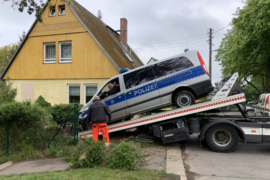 Polizeiauto macht sich selbstständig - Zaun durchbrochen - Am Dienstag wurde der Mercedes aus dem Grundstück geborgen. 