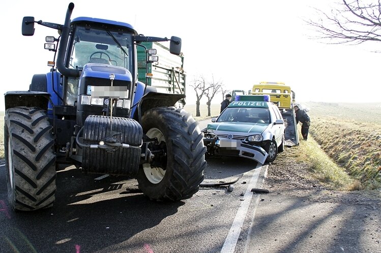 Beim Zusammenstoß zwischen einem Streifenwagen und einem Trecker bei Wiederau ist am Donnerstag ein Mann leicht verletzt worden. 