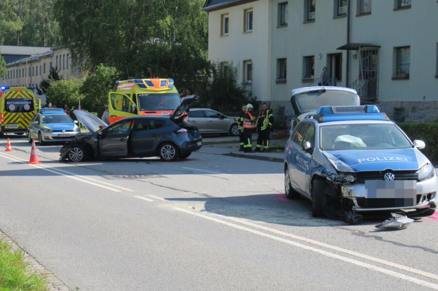 Polizeiauto und Renault kollidieren in Bad Schlema - 
