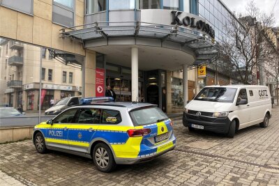 Polizeieinsatz am Donnerstagmittag in den Kolonnaden in Plauen - Einsatz an der Bahnhofstraße in Plauen: Die Beamten waren von der Leitung eines Drogeriemarktes alarmiert worden.