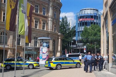 Polizeieinsatz am Plauener Postplatz erregt Aufsehen: Auch ein Schlagstock kommt zum Einsatz - Die Polizei rückte am Dienstagmittag vor das Plauener Landratsamt an.