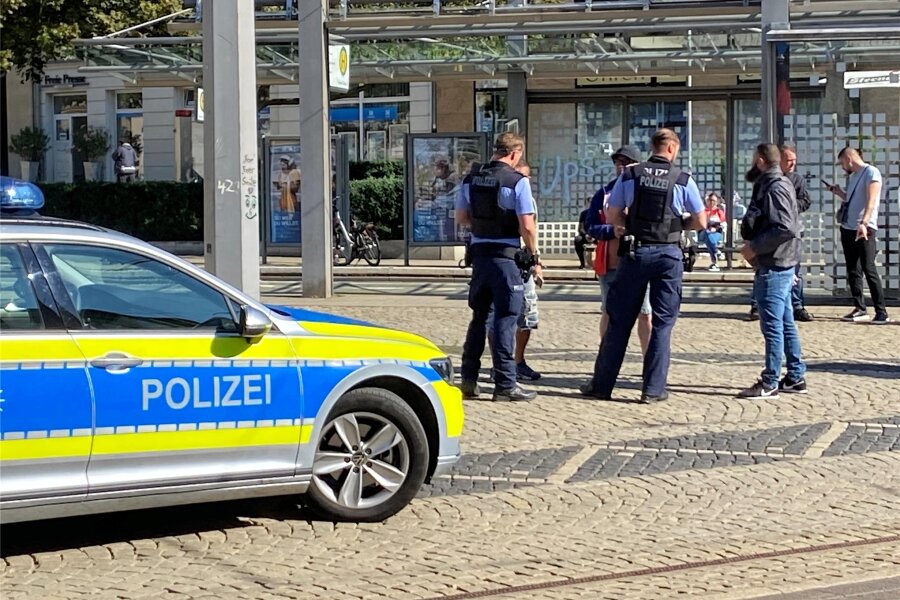 Polizeieinsatz am Postplatz in Plauen - Eine Streifenwagenbesatzung musste am Freitag einen lautstark ausgetragenen Streit unter Passanten schlichten.