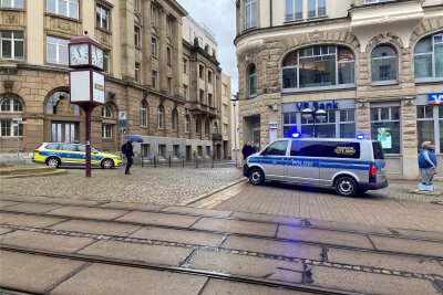 Polizeieinsatz an der VR Bank in Plauen: Das war der Grund - Im Eiltempo trafen die Beamten am Mittwoch an der VR-Filiale auf der Plauener Bahnhofsstraße ein.