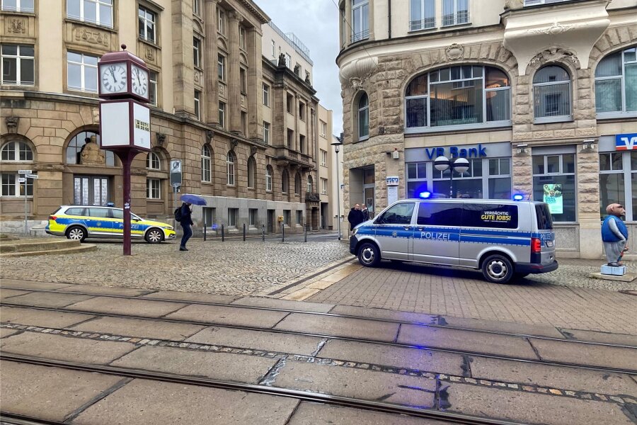 Polizeieinsatz an der VR Bank in Plauen: Das war der Grund - Im Eiltempo trafen die Beamten am Mittwoch an der VR-Filiale auf der Plauener Bahnhofsstraße ein.