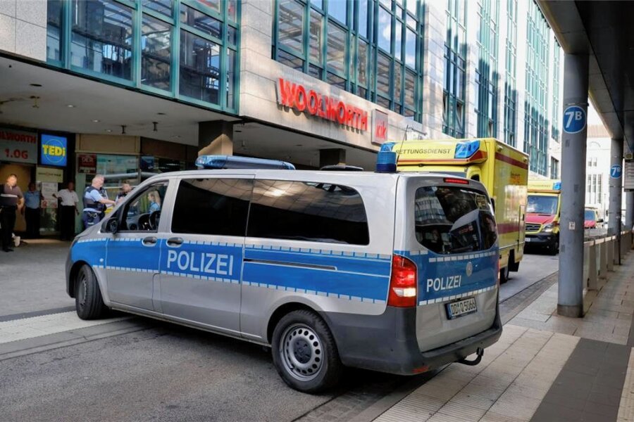 Polizeieinsatz an der Zenti: Zehn Verletzte in Chemnitz durch Pfefferspray - Notarzt und Polizei fuhren am Donnerstagabend an der Zenti vor. In der ersten Etage waren mehrere Personen aneinandergeraten.
