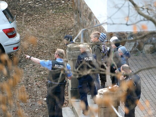 Polizeieinsatz an Grundschule Einsiedel: Keine Bombe gefunden - Auf dem Schulhof waren die Schüler nach der Drohung nicht allein.