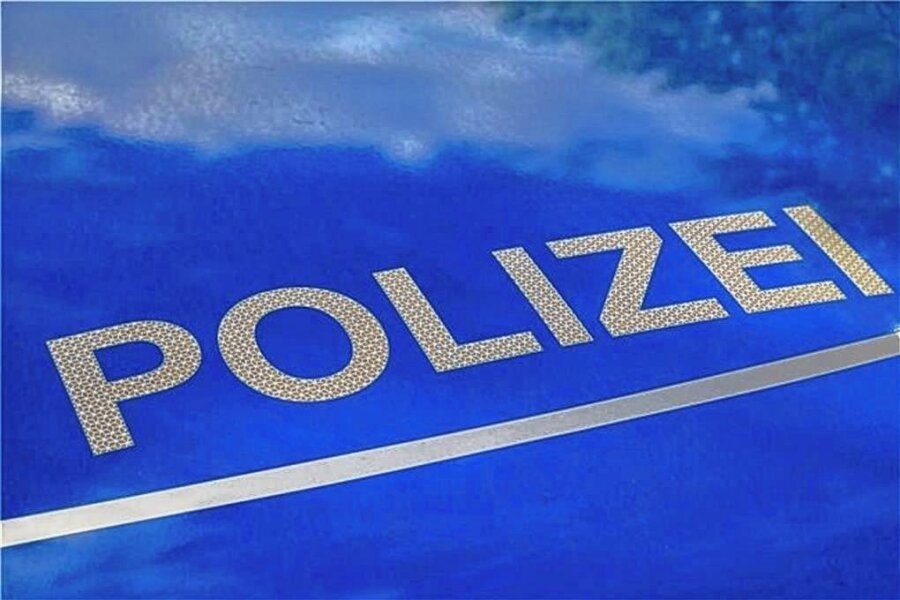 Polizeieinsatz auf Spielplatz: Mann schlägt seine Ex - Auf einem Spielplatz in Zwickau hat ein Mann seine Ex geschlagen. 