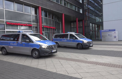 Polizeieinsatz: Beamte ermitteln im Jugendamt - Eine Serie von Bombendrohungen sorgte 2018 für Polizeieinsätze am Chemnitzer Moritzhof. So auch am Mittwoch wieder.