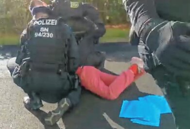 Polizeieinsatz bei CDU-Parteitag eskaliert: Familie erhebt Vorwürfe - Brutales Vorgehen gegen Kinder, die wegen Gewalt gegen Kinder demonstrieren? Das Mädchen, das auf dem Foto von Polizisten zu Boden gedrückt wird, soll nach Angaben der Familie zwölf Jahre alt sein. Die Polizei bestreitet, dass ein zwölfjähriges Kind vor Ort war. 