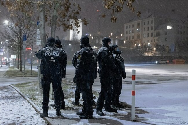 Polizeieinsatz bei Corona-Protestzug in Plauen: Was geschah auf der Elsterbrücke? - Polizeibeamte waren am Sonntagabend in Plauen im Einsatz.