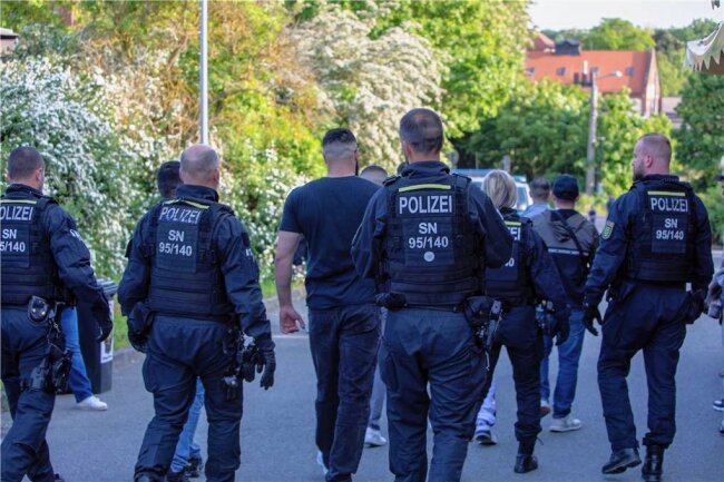 Polizeieinsatz beim Plauener Rummel: Das war der Grund - Polizisten kontrollierten am Samstagabend mehrere Personen am Rande des Plauener "Vogelschießens". Sieben Männer wurden des Platzes verwiesen.