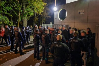 Polizeieinsatz im Kunsteisstadion in Crimmitschau: Warum es im Gästeblock Ärger vor dem ersten Bully und nach der Schlusssirene gab - Vor dem Kunsteisstadion im Sahnpark hat die Polizei die Personalien von 27 Anhängern der Gäste aufgenommen.