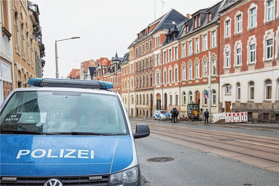 Polizeieinsatz in der Plauener Südvorstadt: Stromunternehmen nennt Details - Mehrere Polizeifahrzeuge fuhren am Mittwoch an der Oelsnitzer Straße vor.