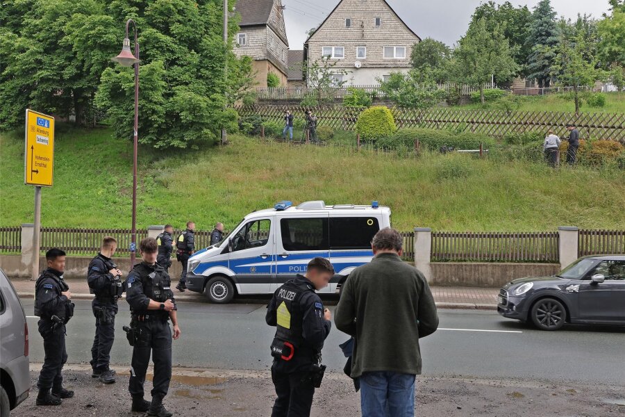Polizeieinsatz in Oberlungwitz und Hermsdorf: Identitäre Bewegung trifft sich zum Sommerfest in der Uhlig-Mühle - Die Polizei ist an der Uhlig-Mühle im Einsatz.