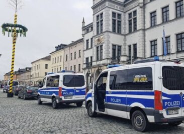 Polizeieinsatz in Oelsnitz - Drei Busse der Bereitschaftspolizei sorgten am Donnerstagvormittag auf dem Oelsnitzer Markt für Fragezeichen. 