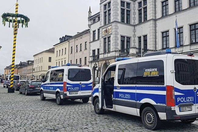 Polizeieinsatz in Oelsnitz - Drei Busse der Bereitschaftspolizei sorgten am Donnerstagvormittag auf dem Oelsnitzer Markt für Fragezeichen. 