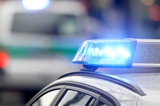 Polizeieinsatz in Plauen: Aggressive Frau will Zugbegleiter in die Hand beißen - 