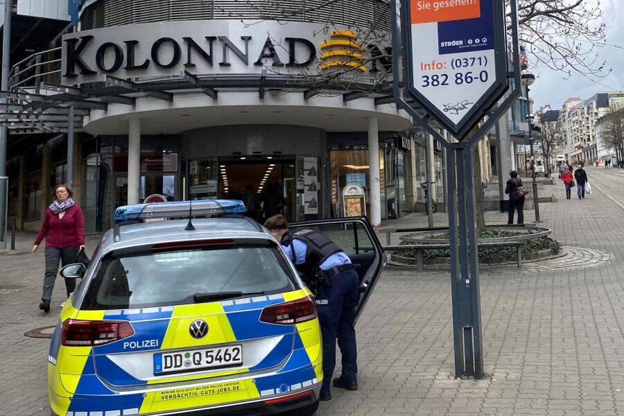 Polizeieinsatz in Plauener Innenstadt - was war da los? - Polizeibeamte waren am Dienstagnachmittag im Plauener Einkaufszentrum Kolonnaden im Einsatz.
