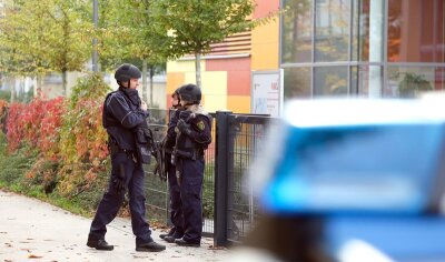 Polizeieinsatz nach E-Mail-Drohungen gegen Leipziger Schulen - Polizisten vor dem Reclam-Gymnasium in Leipzig.