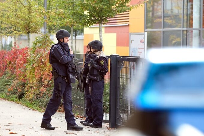 Polizeieinsatz nach E-Mail-Drohungen gegen Leipziger Schulen - Polizisten vor dem Reclam-Gymnasium in Leipzig.