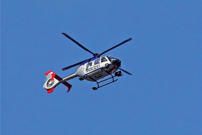 Polizeihubschrauber Kreist über Der Talsperre Pöhl: Das Ist Der Grund