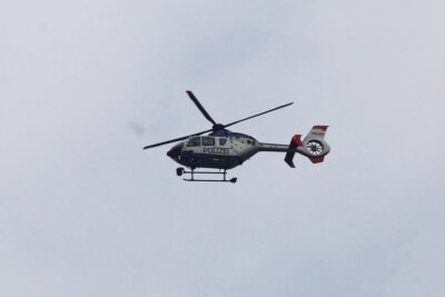 Polizeihubschrauber sichern Fußballspiel ab - Hubschrauber kreisten am Samstag anlässlich des Heimspiels des FSV Zwickau gegen Rot-Weiß Erfurt über Zwickau.