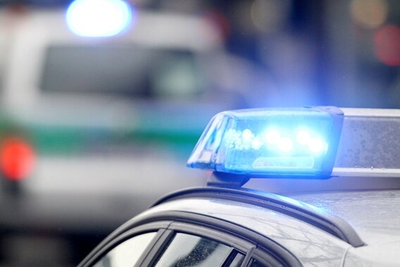 Polizeikontrolle: 17-jähriger Autofahrer flüchtet zu Fuß - 