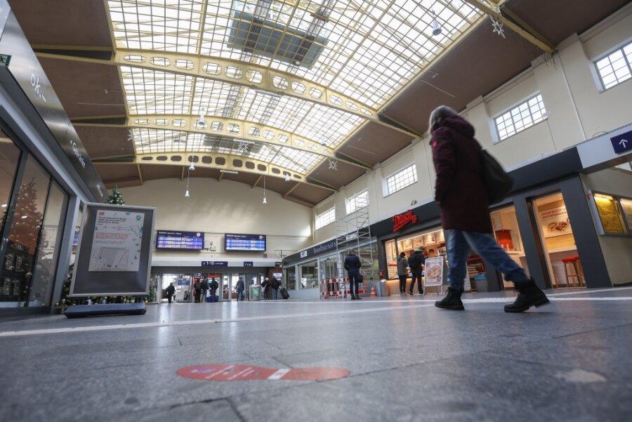 Polizeikontrolle am Chemnitzer Hauptbahnhof: 24-Jähriger mit Waffen erwischt - 