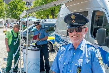 Polizeimobil gut besucht - Zum Präventionsteam gehörten Polizeihauptmeister Andreas Pforte (vorn) und Polizeihauptkommissar Uwe Nerger. 