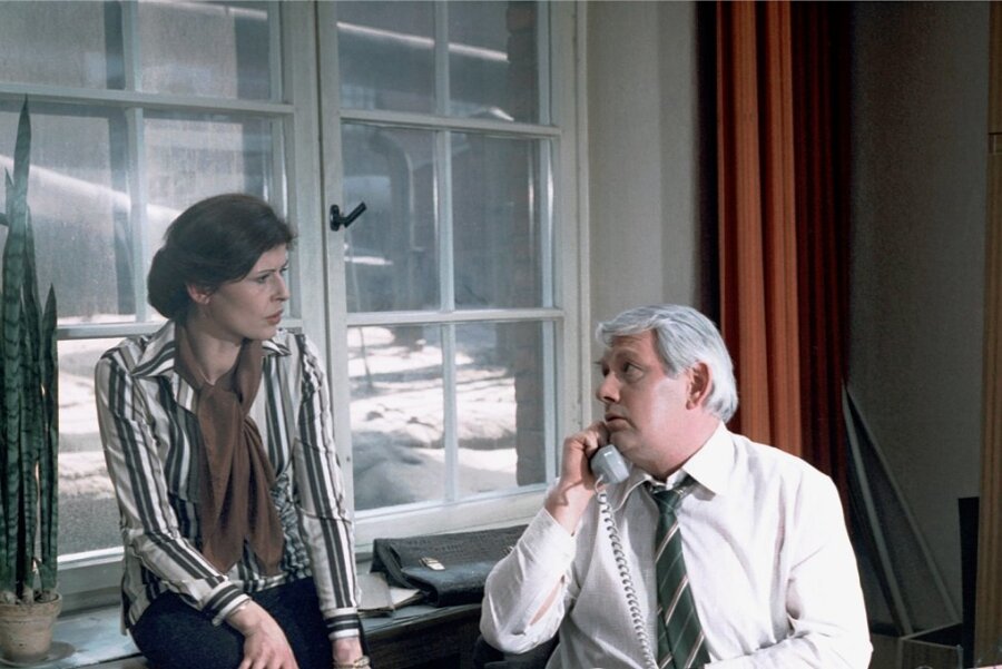 Szene aus einem Fall für Hauptmann Fuchs (Peter Borgelt) und Leutnant Vera Arndt (Sigrid Göhler). Der "Polizeiruf 110: Zeuge gesucht" wurde im DDR-Fernsehen 1980 ausgestrahlt. 