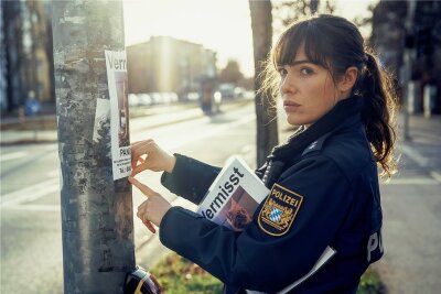 Polizeiruf-Kolumne: Alles andere als gewöhnlich - Elisabeth Eyckhoff (Verena Altenberger) hängt Katzensteckbriefe auf. 