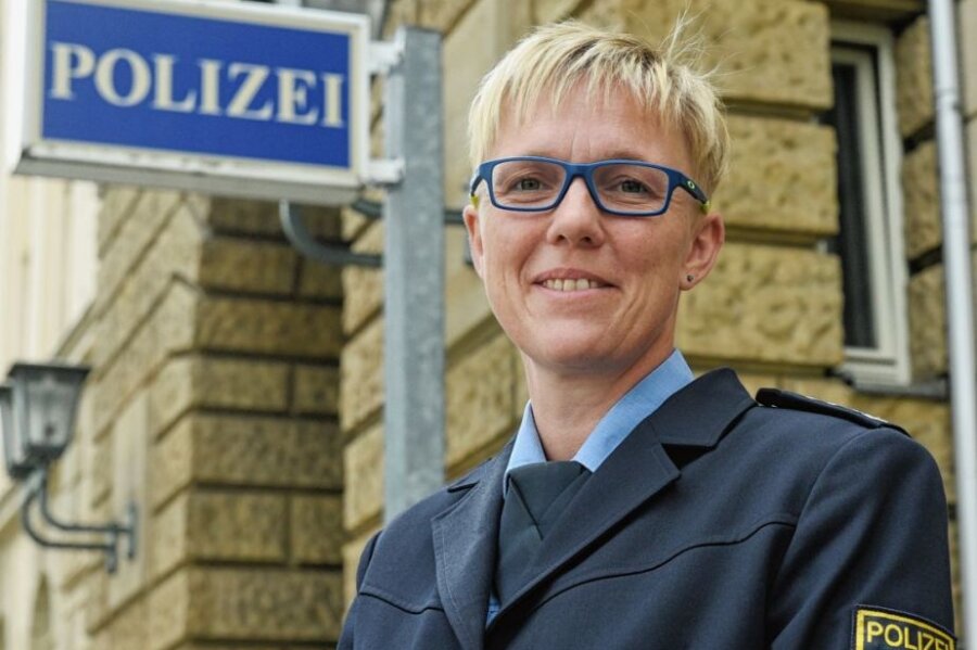 Polizeisprecherin: Mit dem Kind Verhaltensregeln besprechen - Jana Ulbricht, Erste Polizeihauptkommissarin, ist Pressesprecherin der Polizeidirektion Chemnitz. Sie sagt: "Wenn es aussieht, als würde das Kind bedrängt, sollte man es unterstützen und/oder zumindest die Polizei verständigen." 