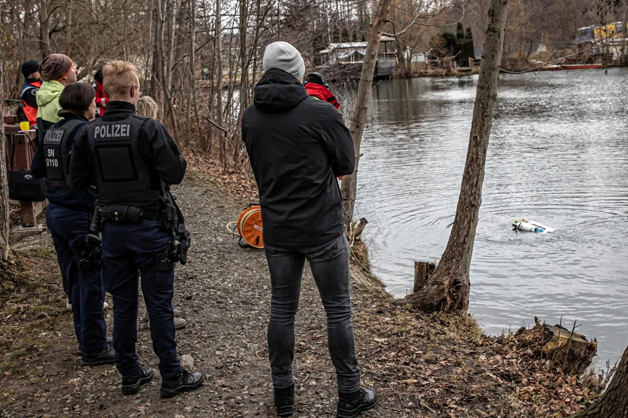 Polizeitaucher fischt Beweismittel aus Plauener Teich Für Einbrecher