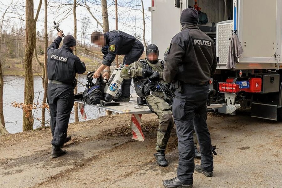 Polizeitaucher suchen in Talsperre Falkenstein Sprengsatz-Reste - Die Tauchergruppe der Bereitschaftspolizei rückte mit Technik an: Ein Tauchgerätewagen, zwei Lkw, zwei Schlauchboote und ein Sanitätswagen zur Vorsorge gehörten dazu. 