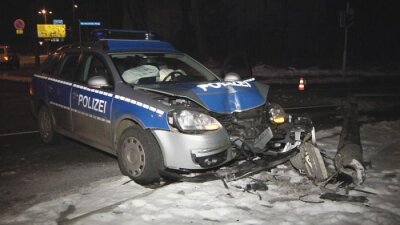 Polizist bei Verfolgungsfahrt in Zwickau verletzt - Bei einer Verfolgungsfahrt in Zwickau ist in der Nacht zu Samstag ein Polizeiauto verunglückt.