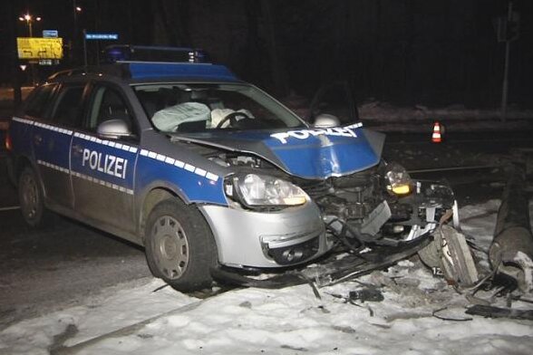 Polizist bei Verfolgungsfahrt in Zwickau verletzt - Bei einer Verfolgungsfahrt in Zwickau ist in der Nacht zu Samstag ein Polizeiauto verunglückt.