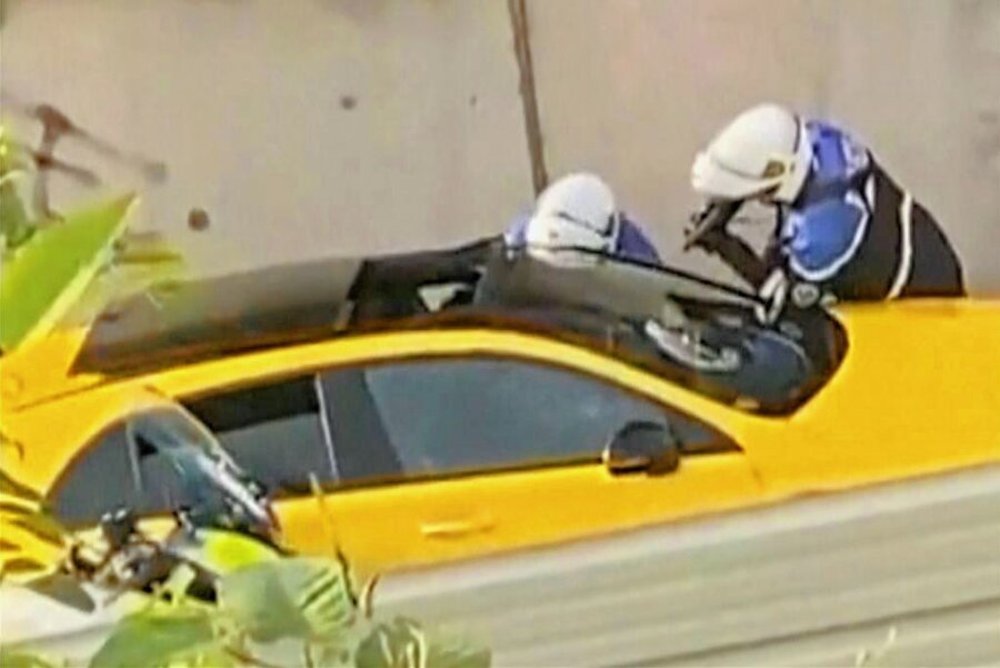 Polizist erschießt Jugendlichen in Paris: "Du kriegst gleich eine Kugel in den Kopf!" - In diesem Videostandbild ist zu sehen, wie einer von zwei Polizeibeamten eine Schusswaffe auf den Fahrer des gelben Mercedes richtet. 