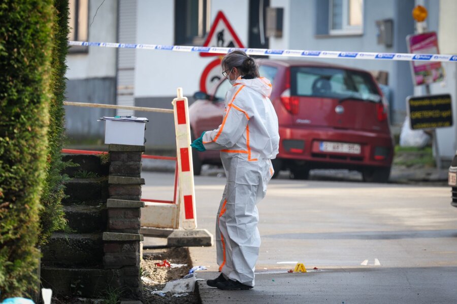 Polizist in Belgien bei Hausdurchsuchung erschossen - Eine Beamtin der technischen Einheit der Polizei inspiziert den Tatort in Charleroi in Belgien.