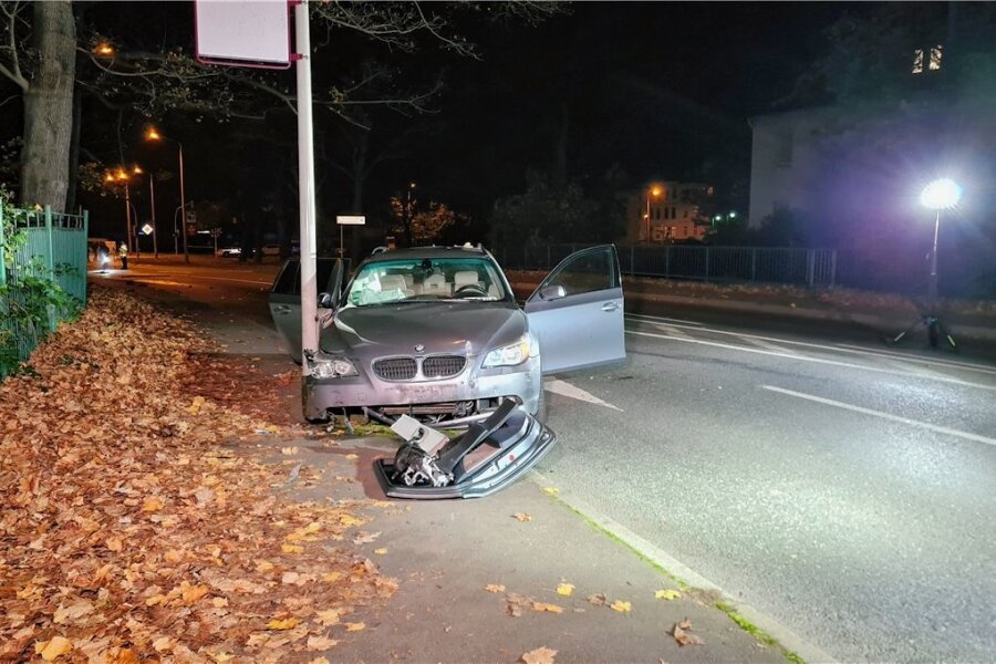 Polizist schießt in Zwickau auf Autofahrer: Jetzt ermittelt der Staatsanwalt - Das Auto, nachdem es in der Humboldtstraße gestoppt worden ist. Der Fahrer musste schwer verletzt in eine Klinik. 