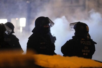 Polizisten bei Demo in Leipzig verletzt - In Leipzig sind Polizisten (Symbolbild) von linken Demonstranten attackiert worden.